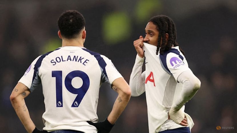 Tottenham gloom deepens, Man Utd salvage point at West Ham