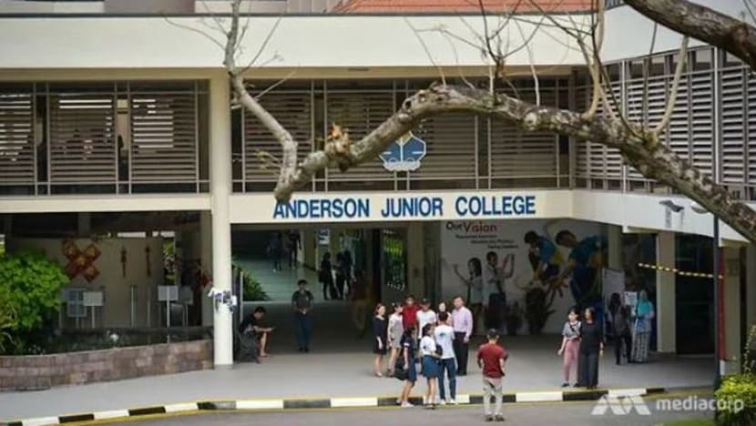 Keputusan kerja projek GCE A diberi kepada pelajar melalui panggilan telefon, emel