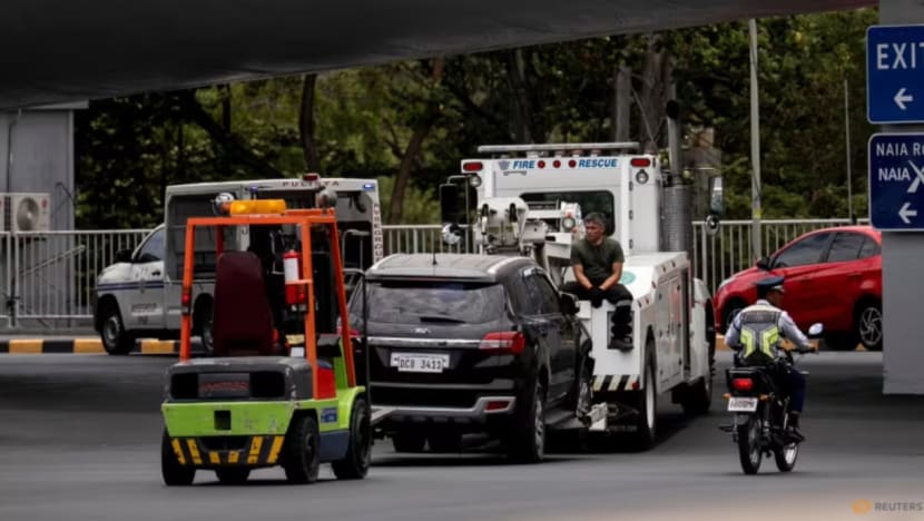 2 maut apabila kereta rempuh pintu masuk lapangan terbang Filipina 2 maut apabila kereta rempuh pintu masuk lapangan terbang Filipina