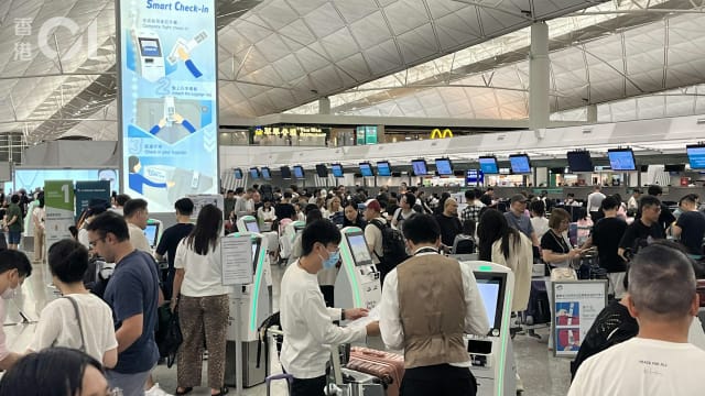 台风韦帕掠过香港 机场恢复运作乘客大排长龙
