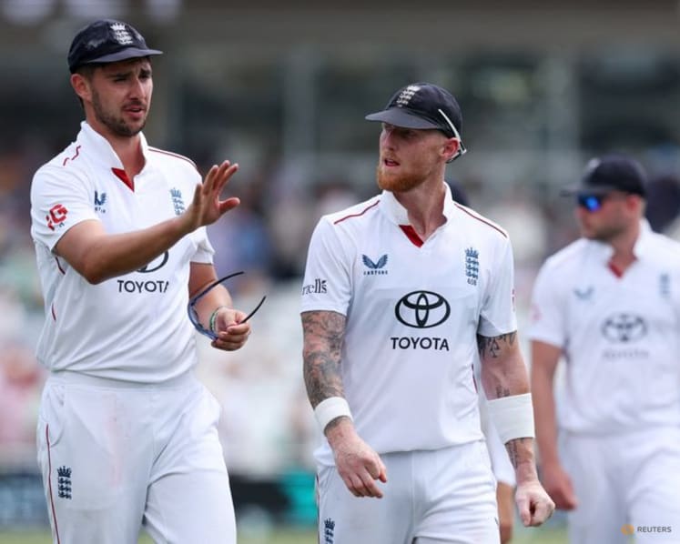 England roar back in second test with wickets for Stokes and century for Duckett