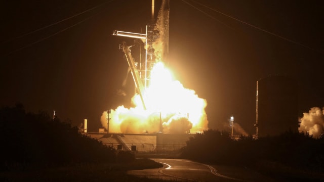 美国太空探索技术公司SpaceX完成首次商业太空漫步