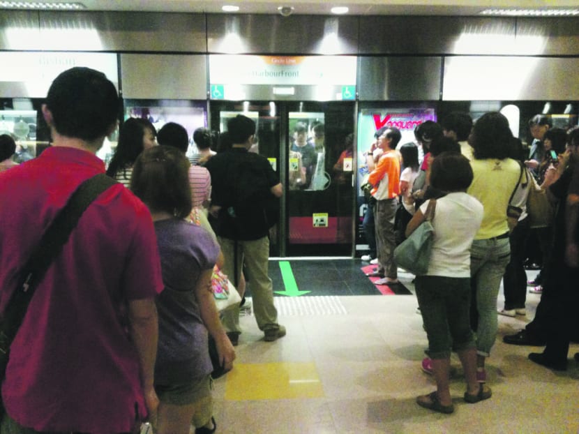 File photo of passengers at Bishan MRT station queuing up to enter the train to Harbourfront MRT station. Photo: Leong Wee Keat