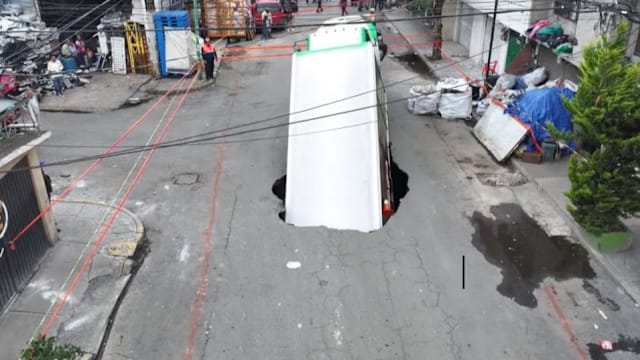 墨西哥城道路塌陷 卡车被大坑“吞噬”