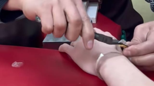 河南男子变卖前女友所赠银手镯 剪开发现内藏30克黄金