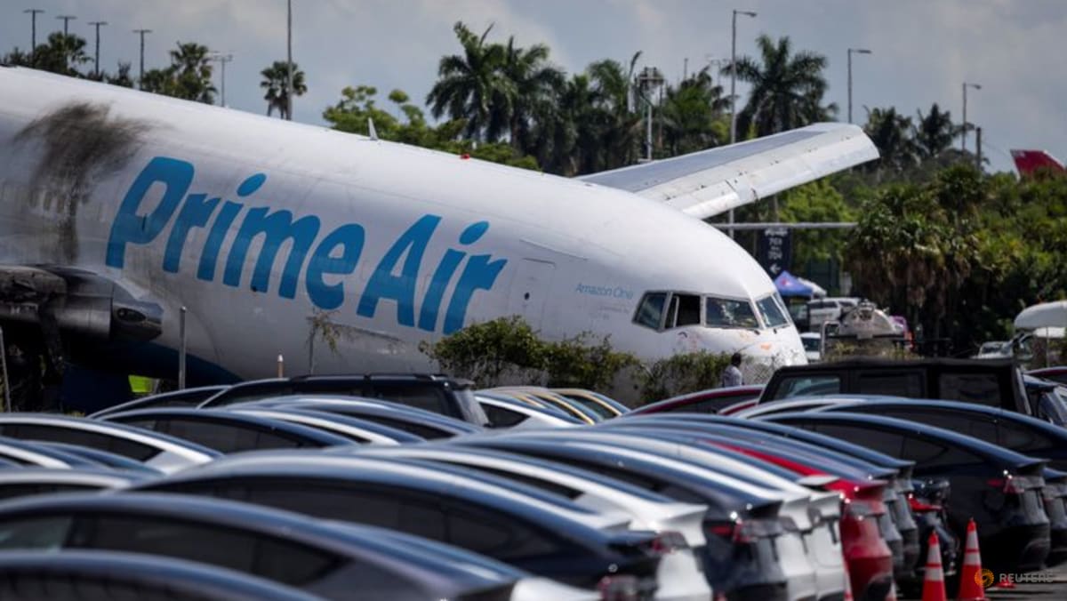 Evidence suggests pilots considered aborting landing in Miami cargo plane crash