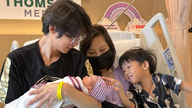 圣诞女婴凌晨诞生 母亲34年前同家医院出生