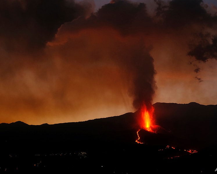 Volcanic ash cloud halts flights to and from Spanish island