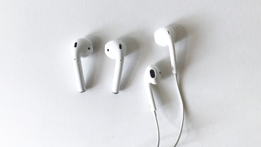 Wired earpiece, Airpods - இசை கேட்க எது பாதுகாப்பானது? Wired earpiece, Airpods - இசை கேட்க எது பாதுகாப்பானது?