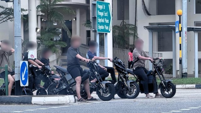 骑行不合规活跃通勤工具 一群青少年被陆交局取缔