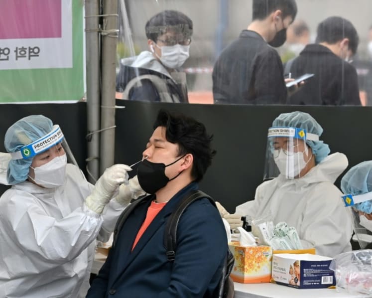 Commentary: Do Omicron’s many sub-variants mean the virus is mutating faster?