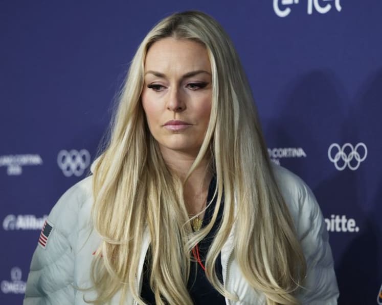 Alpine skiing-Skiing with a torn ACL painful but possible, say Vonn's teammates