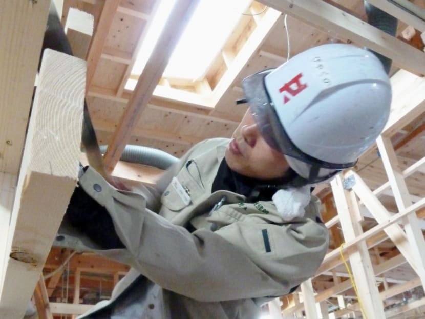 Taiyo Byakuno, a carpenter at Heisei Corporation, works on a construction site at Mishima, Shizuoka Prefecture. Photo: Kyodo