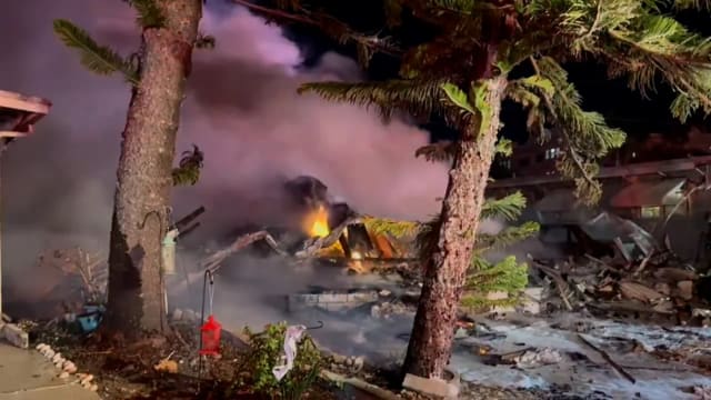 美国佛州小型飞机撞民宅 房屋起火酿伤亡