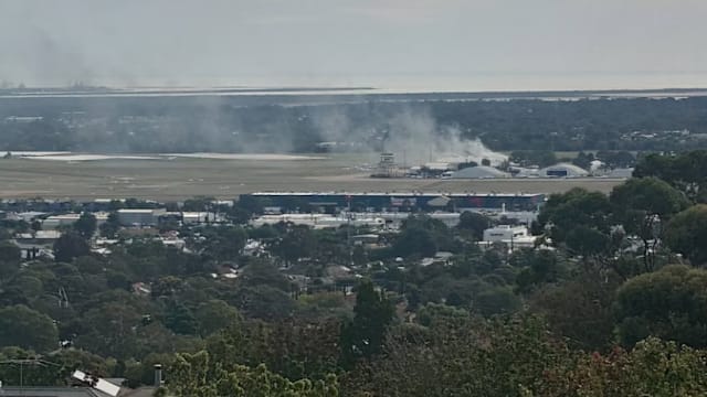 澳洲小型飞机撞机库起火 飞行教官与学员双亡