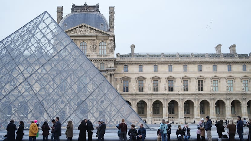Fresh water leak adds to Louvre museum woes