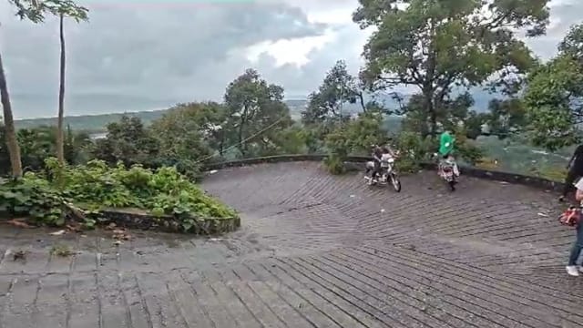 山路陡斜如坐过山车 槟城“小云顶”狮城客上山路难