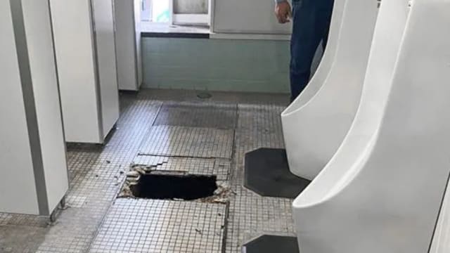 日本地铁站厕所地板塌陷 男子跌落65厘米深洞