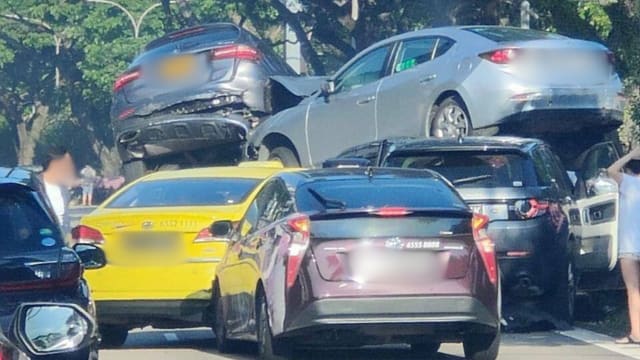 东海岸公园大道严重连环车祸 多车“叠罗汉”场面吓人
