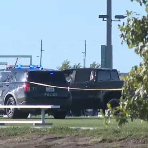 美国发生汽车突冲入足球场事故 酿至少两人死亡多人伤