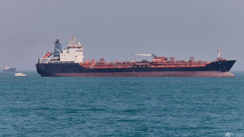  Perang Amerika, Israel dan Iran: Kapal tangki minyak terkena 'peluru berpandu sesat' di Selat Hormuz