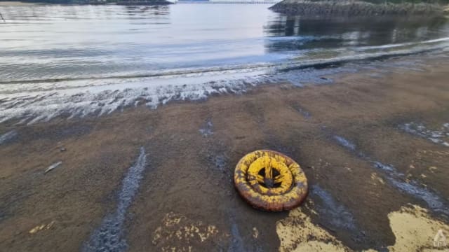 圣淘沙岛出现大片油渍 所有海滩已关闭进行清理