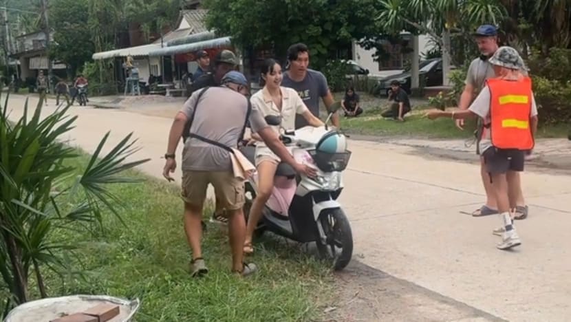 Di balik layar The White Lotus 3: Lisa BLACKPINK naik motor Honda Beat karbu, mogok lagi!