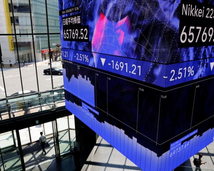 Shares skid in Asia as oil, yields stay high