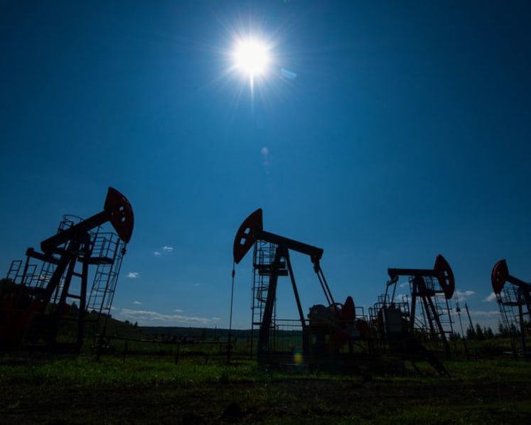 Oil falls 2% as Iraqi oilfield production restored, Ukraine talks continue