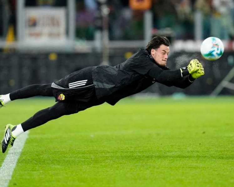 Roma move top with 2-0 win over Udinese
