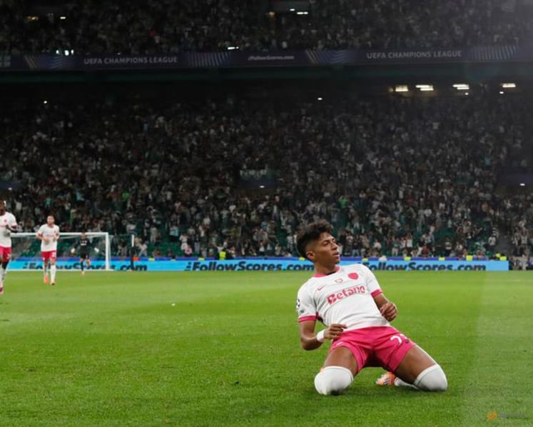 Sporting produce late rally to down 10-man Marseille