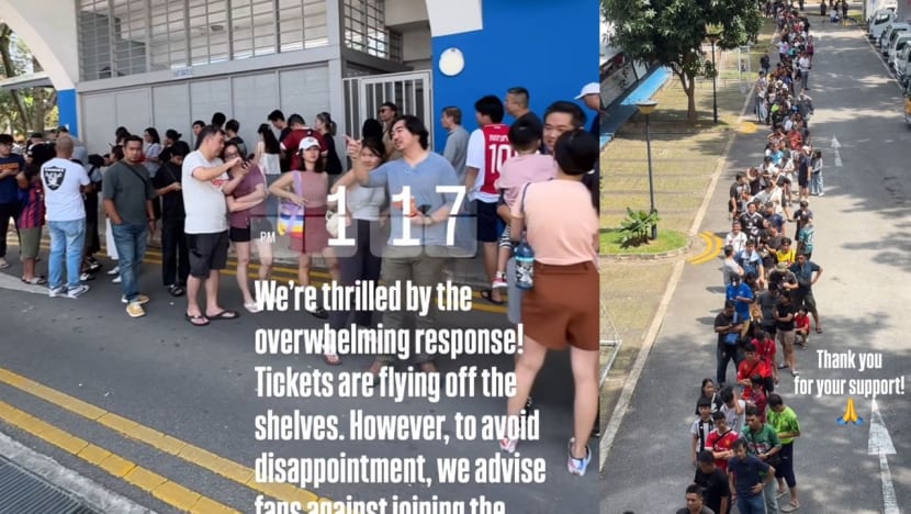Penyokong SG beratur panjang di Stadium Jalan Besar beli tiket separuh akhir