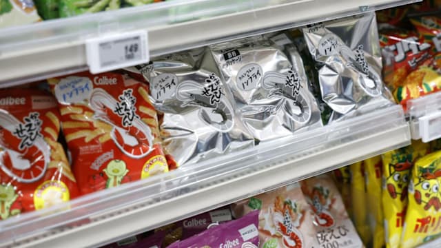 印刷油墨供应缓解 日本零食卡乐比陆续恢复彩色包装