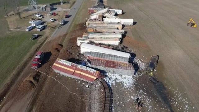 美国载有熔融硫磺货运列车脱轨 导致硫磺泄露