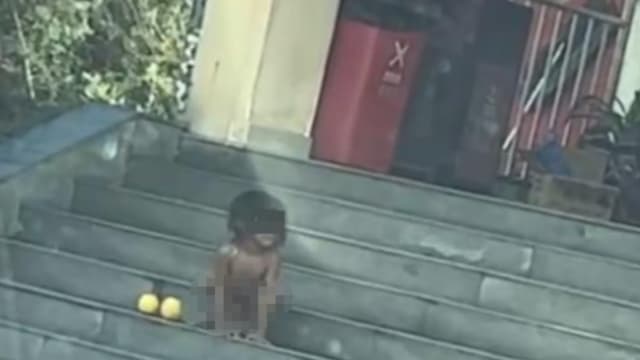 中国赤裸“野人小孩”四肢爬行引议 官方：父母实行“自然教养”