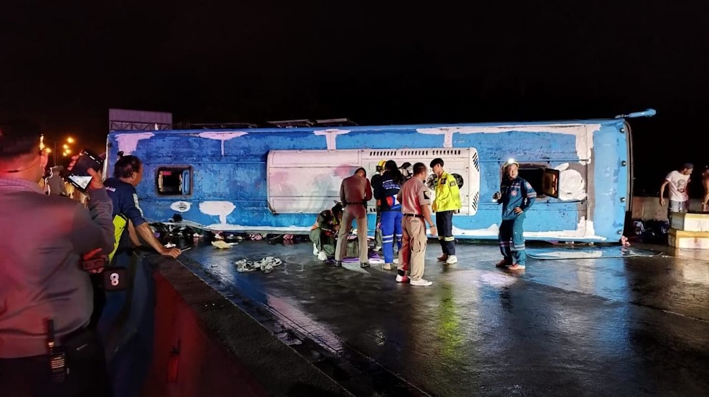 旅游巴士清迈山道侧翻14人伤 紧急车辆到场再酿车祸