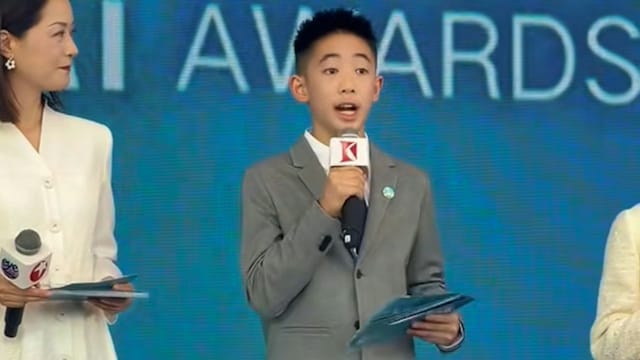 12岁星二代正式出道？陈小春儿子Jasper担任主持，台上4语言自由切换！