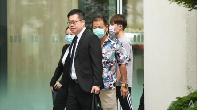 开车硬闯学校撞伤保安人员 宾利轿车司机被判坐牢罚款