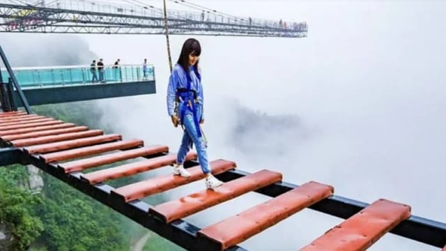 中国网红桥“步步惊心” 接连发生意外 厂家：或是安全带问题