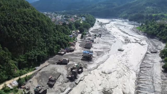 尼泊尔洪灾死亡人数增至98人 逾400名游客失踪