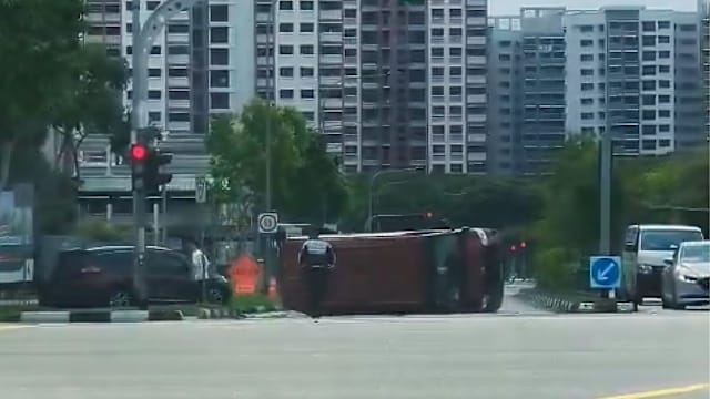 万国两车交通意外 货车翻覆一人送院一人被捕
