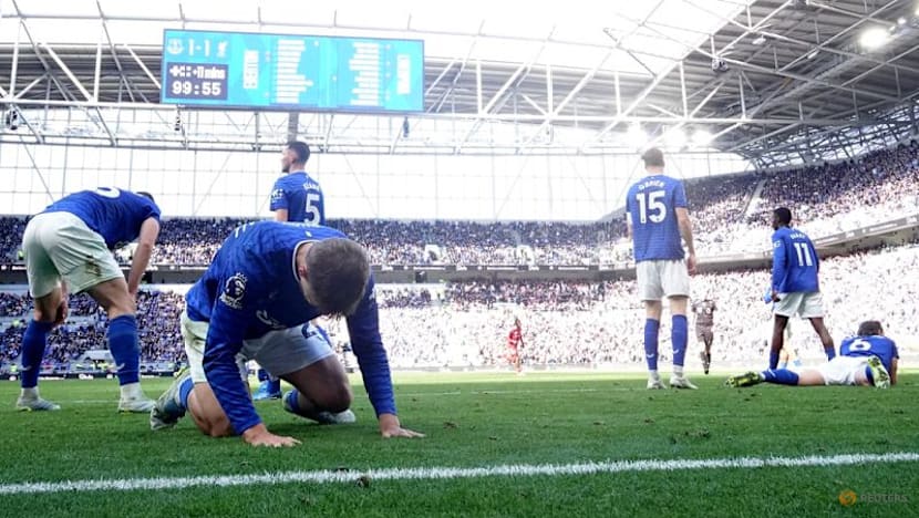 Liverpool's Van Dijk scores late winner in 2-1 derby win over Everton