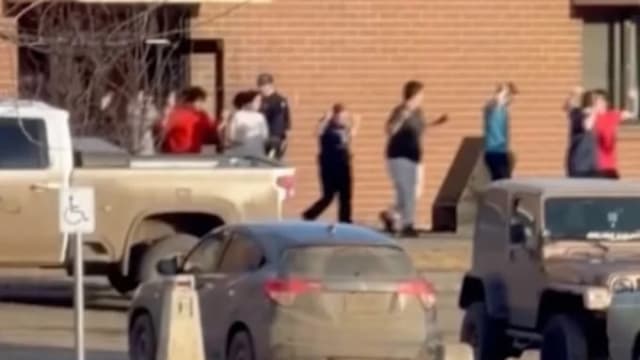 枪击案突发校园启动封锁 学生封堵教室门自保两小时