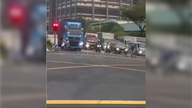 停罗厘盲点等交通灯 摩托车骑士险丧命巨轮下