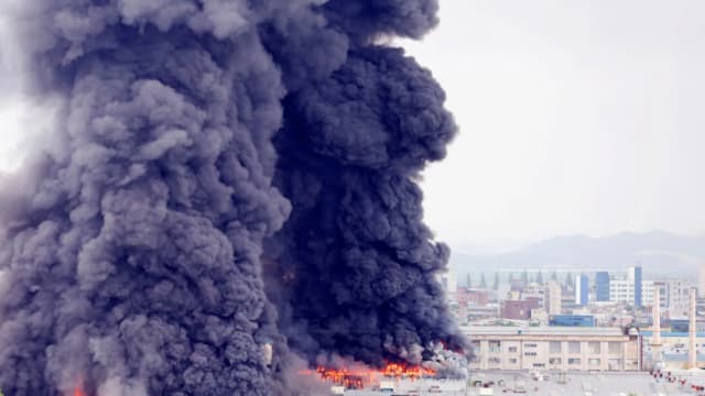 韩国锦湖最大工厂失火 造成一名员工和两名消防员受伤
