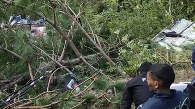 满载婚宴宾客 印度巴士坠谷酿25死