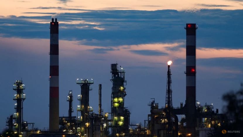 Oil dips, but posts weekly gain on solid 2024 demand outlook Oil dips, but posts weekly gain on solid 2024 demand outlook