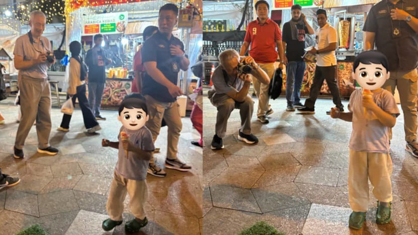 SM Lee Hsien Loong Did The ‘Asian Squat’ To Take Photos Of This Netizen’s Kid At Kampong Glam Bazaar SM Lee Hsien Loong Did The ‘Asian Squat’ To Take Photos Of This Netizen’s Kid At Kampong Glam Bazaar