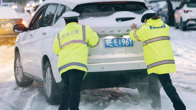中国春运遇上最强风雪 15小时车程开了四天