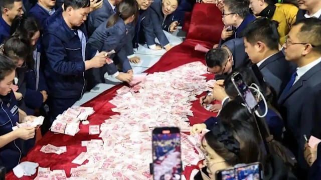 河南老板分人民币1.8亿奖金 员工现场“数多少领多少”